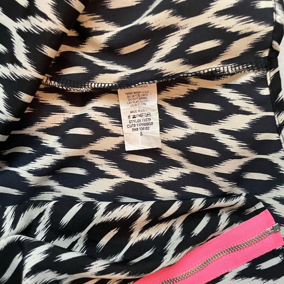 B Jewel Geometric Pattern Tank - Picture 7 of 7